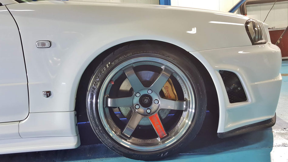 BNR34のコーティング施工 スカイラインGT‐Rの白ボケ改善 TE37SLが似合うスカイラインGT‐R