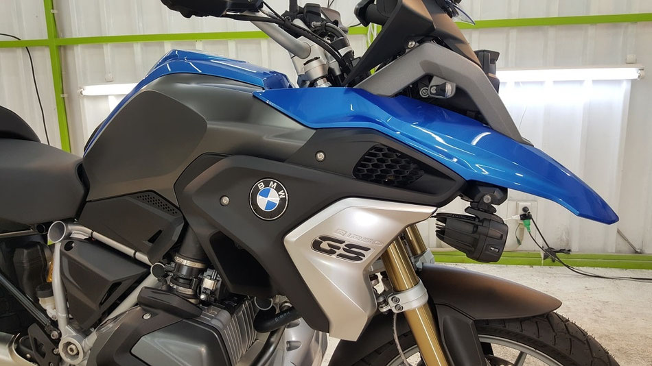 bmw r1250gs  サイドカウル・樹脂パーツのナノガラスコーティング施工