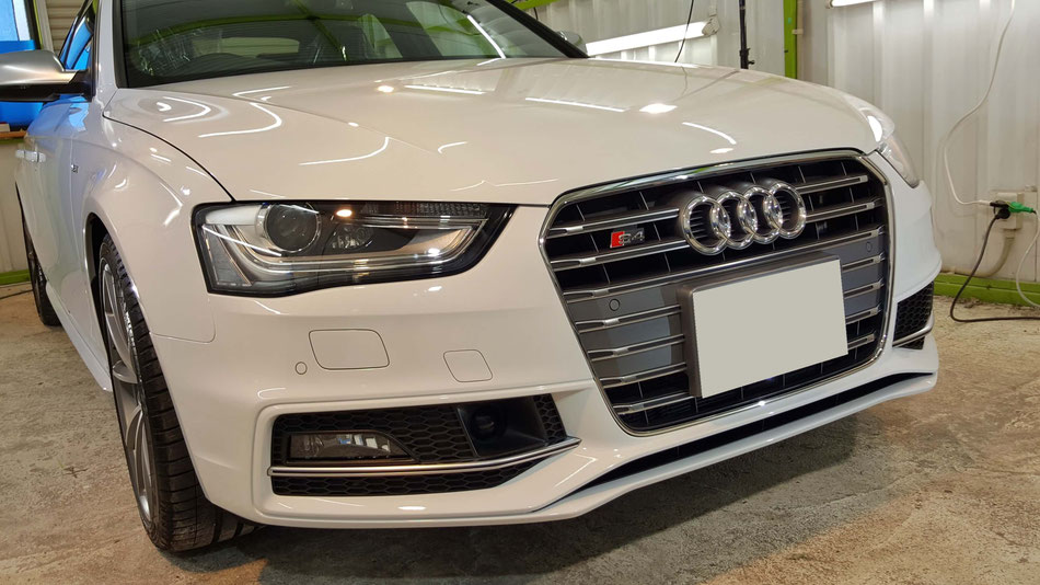 ガラスコーティング完成のアウディS4の艶 淡色車のコーティング施工 埼玉三芳の車磨き専門店