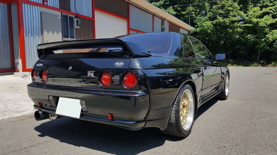 BNR32黒の太陽を浴びて輝く美しいボディ