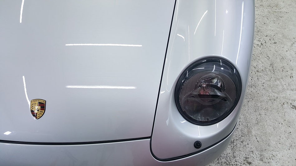 セラミックコーティング後のポルシェ993は照明の映り込みも綺麗