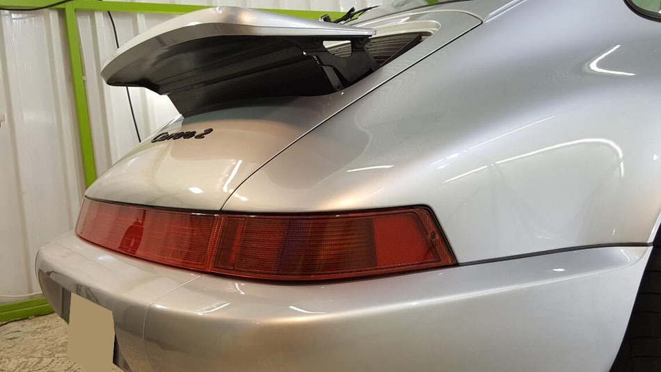 ポルシェ964のセラミックコーティング後のリヤフェンダー 磨きで塗装は新車の輝き 30年前の車に見えません