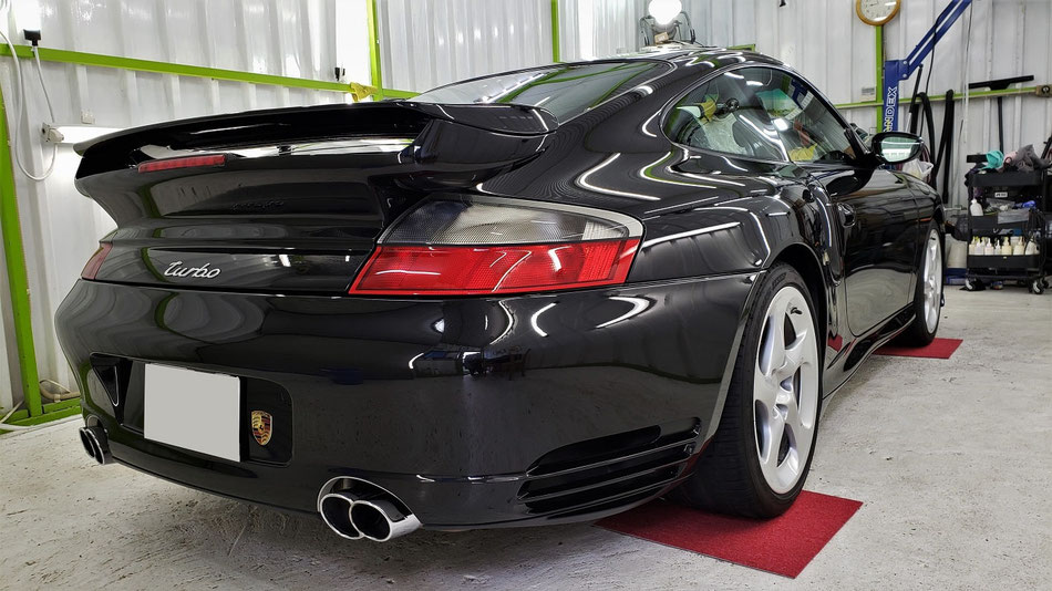 996ターボHPEバサルトブラック ガラスコーティングメンテナンス後のリア周りの艶