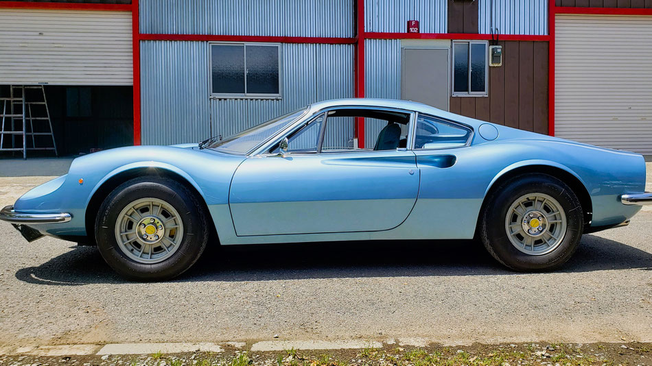 サイドビューも塗装の輝きが分かる水色のフェラーリ・ディーノ２４６ｇｔ