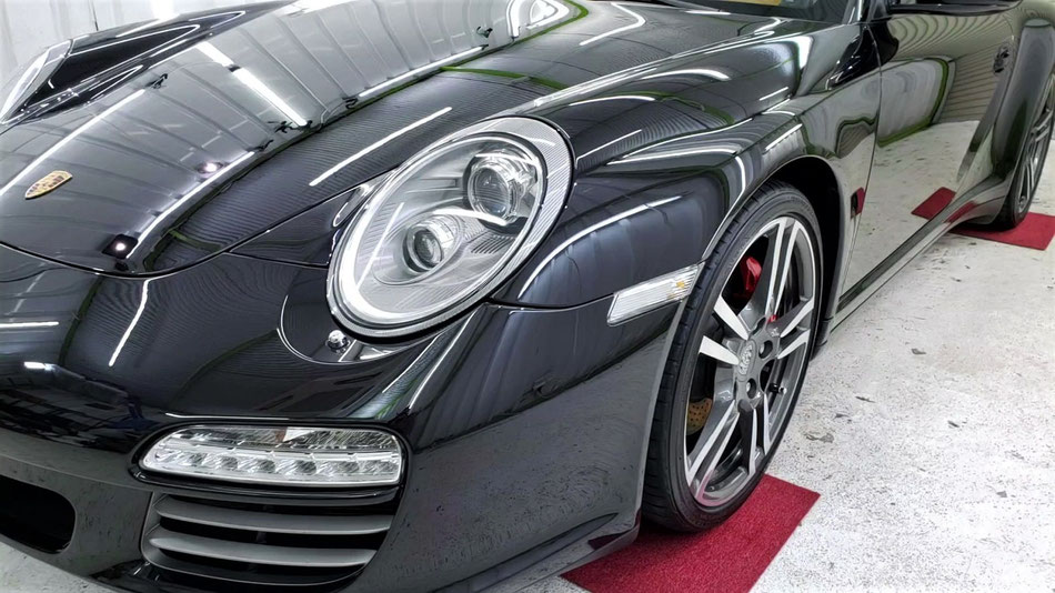 ポルシェ997のボディコーティング完成後は塗装の深みが向上してバサルトブラックのメタリックが美しい