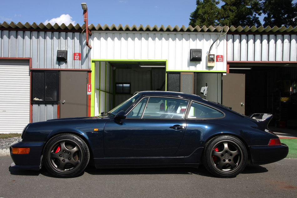 濃紺のポルシェ964は磨きで色に深みがでた コーティング後の964カレラ4のサイドビュー