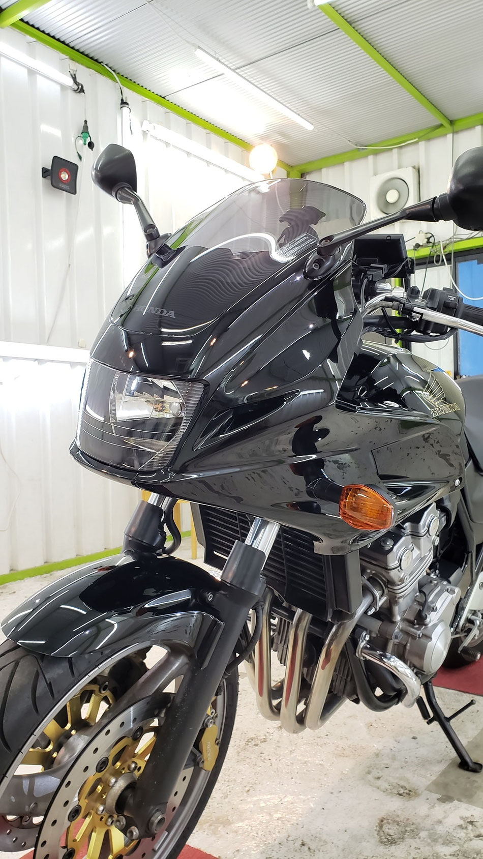cb400sb黒 nc42 磨き後 埼玉のバイク磨き専門店・アートディテールへ