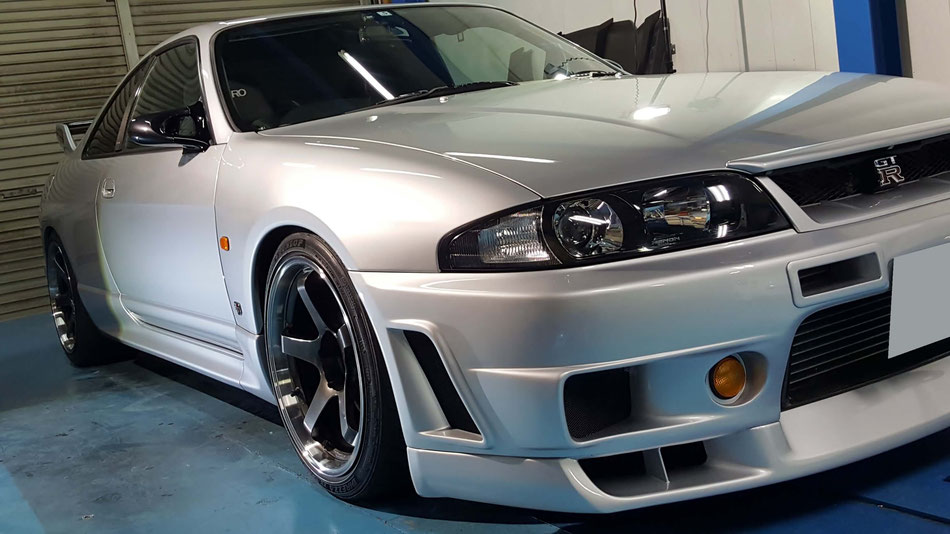 BCNR33の磨き後の艶 ソニックシルバーの33GT‐R