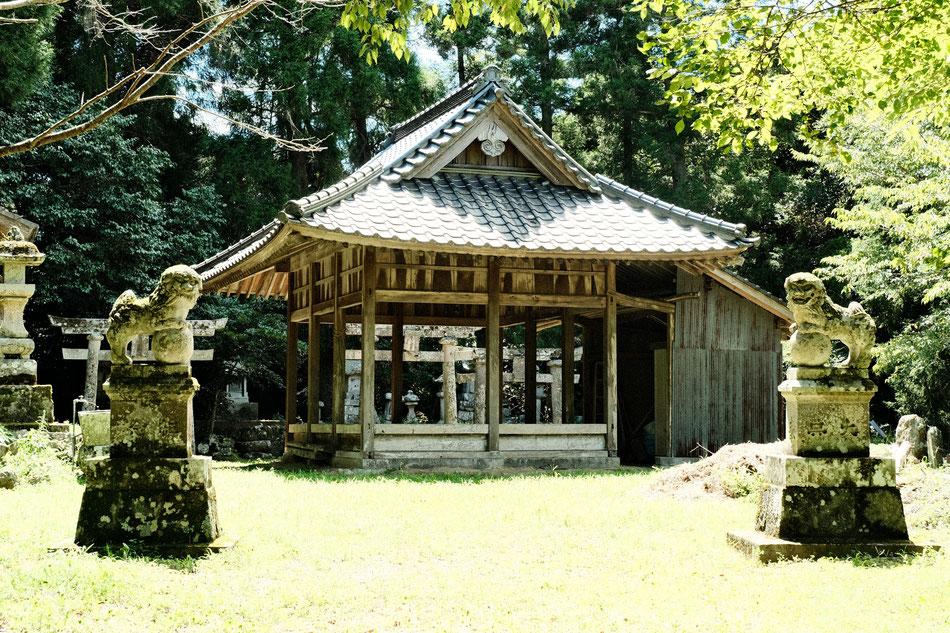 稲積六神社の狛犬と神楽殿