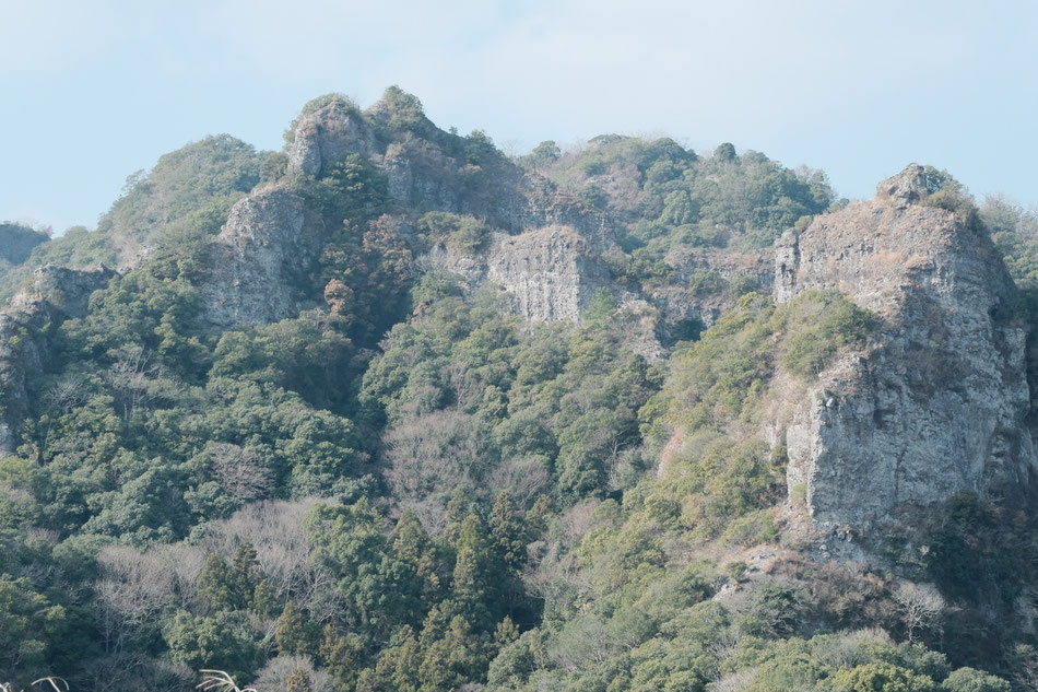 馬城山 金毘羅社石祠の奥に見える岩山（耶馬）GoogleMapで見ても岩山の名前が分からない