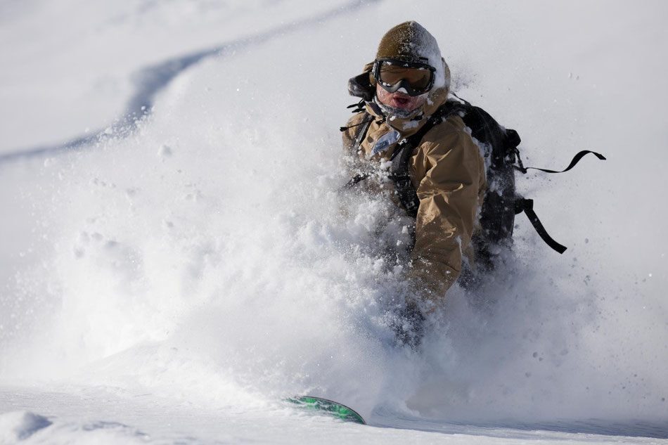 powder snowboarder