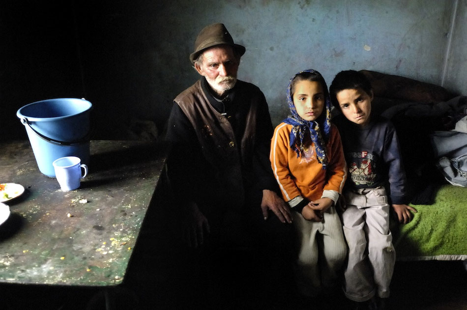 Roma gypsy children in Romania, Terre des hommes  © François Struzik - simply human
