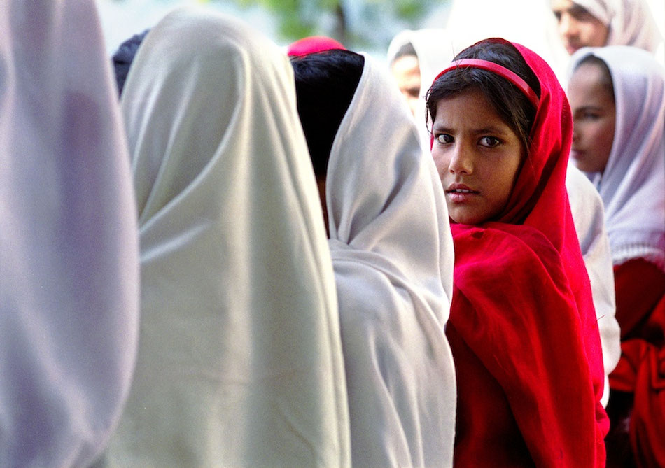 Schoolgirls in Kashmir , Pakistan  © François Struzik - simply human