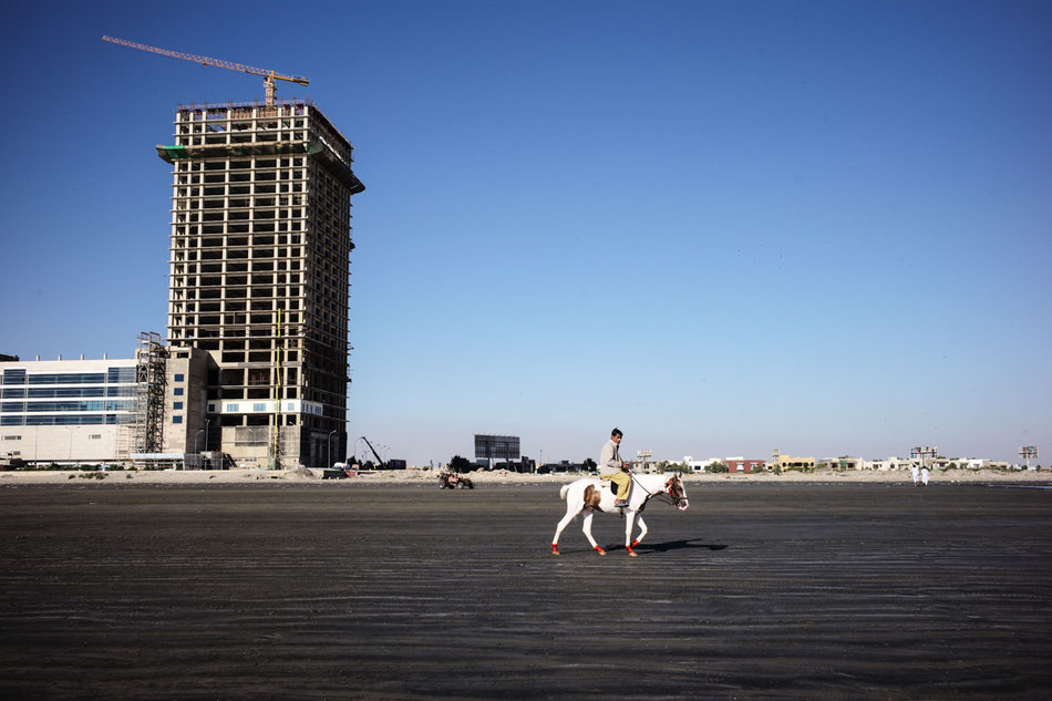 © François Struzik - simply human - Clifton beach, Karachi - Pakistan