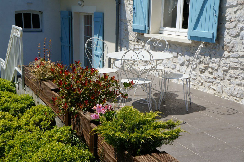 Terrasse devant l'entrée