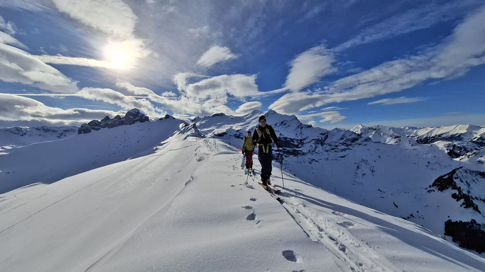 Bild mit zwei Personen auf einer Skitour in den Schweizer Bergen