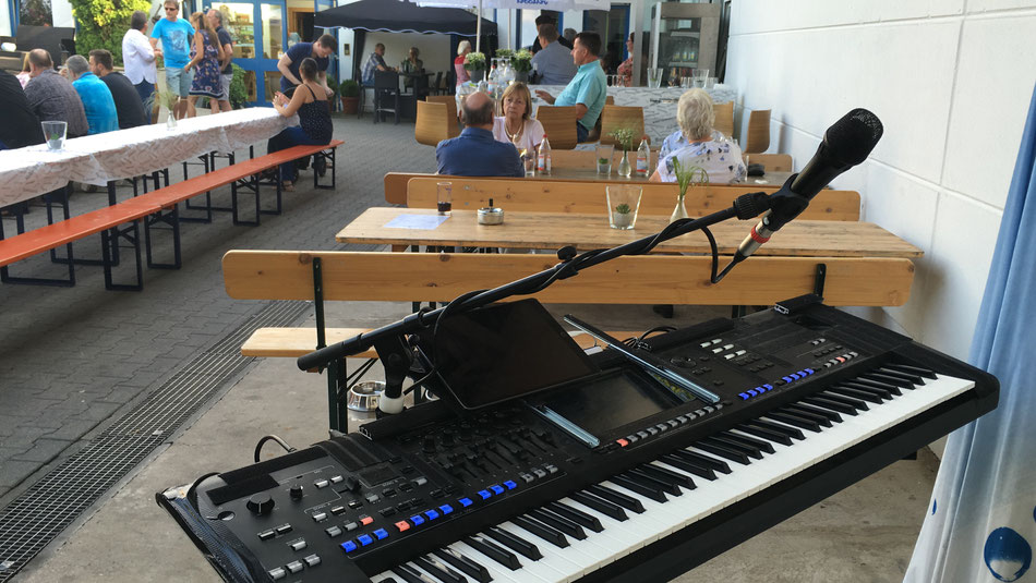 Als Musiker bei einem Weinfest bei gutem Wein