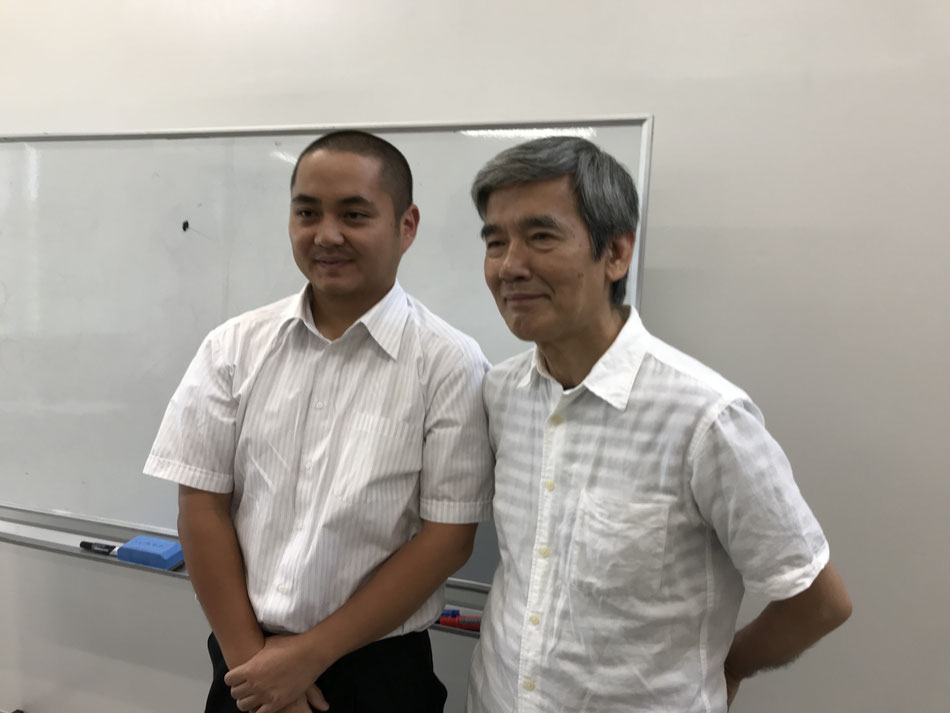 玄米と健康研究家の冨田先生とツーショット写真