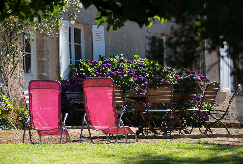 Le Masbareau, un moment « bien-être » avec table d’Hôtes aux produits du jardin, un parc ensoleillé, un terrain de pétanque, 3 chambres tout confort (SdB/wc) et un Gîte 8 personnes.