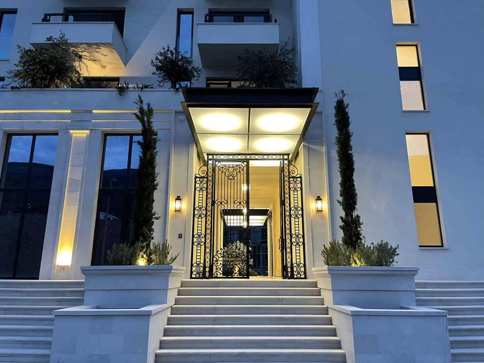 Exterior view of Casa Al Mare building in Becici near the beach