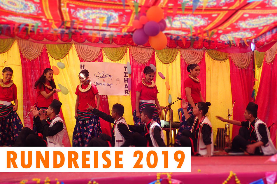 Tanzvorführung der größeren Kinder an Tihar. Text: Rundreise 2019