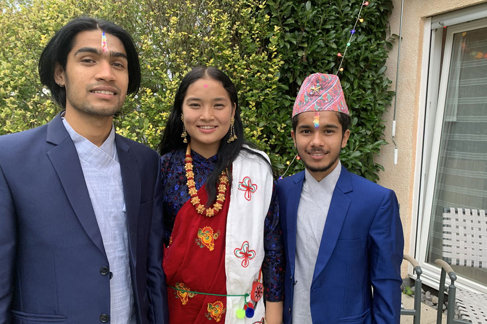 Madan Samjhana und Prakash mit dem traditionell zu Tihar gespendeten Tika auf der Stirn in traditionell nepalesischer Kleidung.