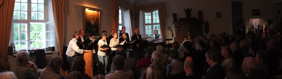 Das Publikum erlebte am 20.6.2015 im Herrenhaus Wahlstorf mit dem A-cappella-Ensemble Die Choriosen (Foto) und dem Quartett Die Treibhausmusiker ein launiges Mittsommer-Konzert und einen Abend voller Preziosen.