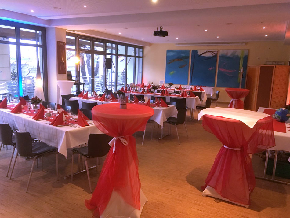 Zum Achter in Heidelberg, Veranstaltungssaal von innen mit eingedeckten Tischen