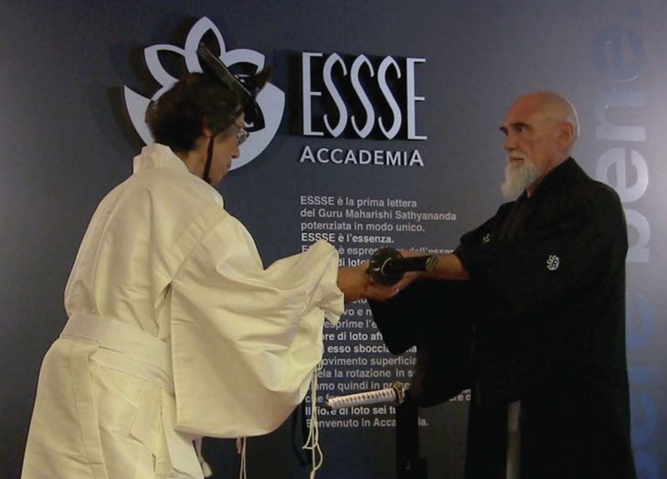 Gassan Sadatoshi e Sensei Maharishi Sathyananda durante la cerimonia di consegna della Katana