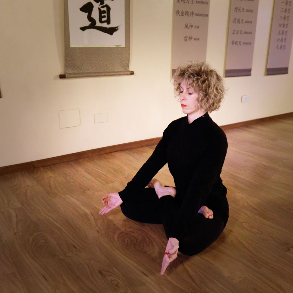 Padmasana - Meditazione - Yoga - concentrazione - equilibrio - Mantra - felicità