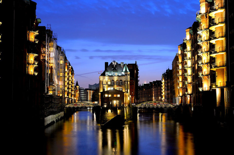 Wasserschloss in der Speicherstadt mal bei einem anderen Licht in der Dämmerung