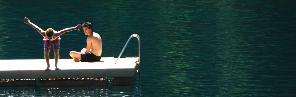 Caumasee Flims - türkisfarbiger Badesee bei Flims in Graubünden. Nach kurzem Fußmarsch durch den Wald erreicht man den wunderschönen türkisblau schimmernden Badesee.  