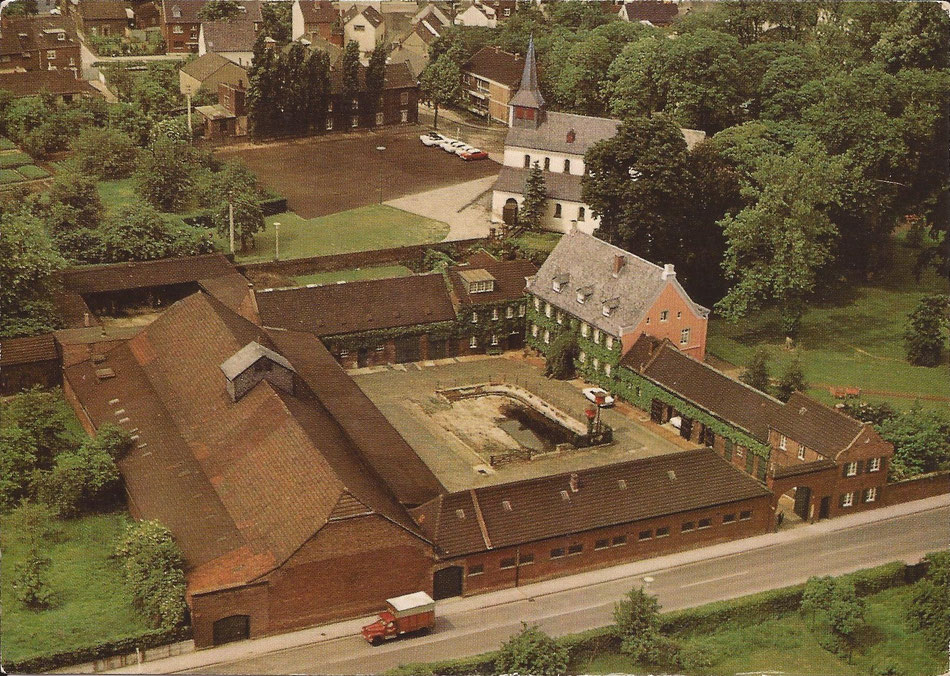 Moltkestraße 111, der Mertenshof. Luftaufnahme von SO, um 1965. Postkarte, Sammlung Uwe Griep