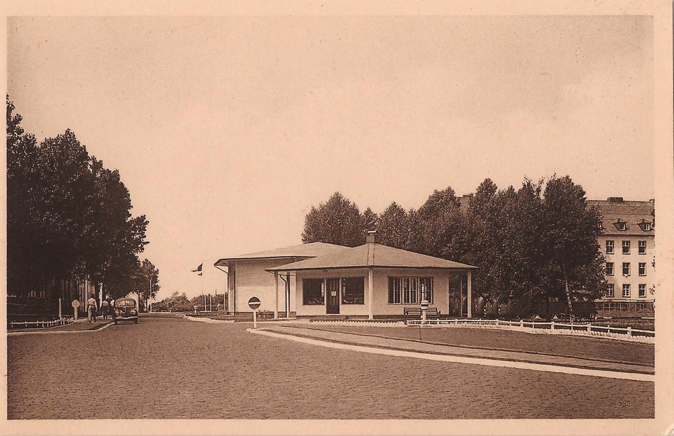 Le kiosque à journaux et le cloth-model.                     Kiosk voor dagbladen en het Cloth-Model.                1950er Jahre (Postkarte, Sammlung Uwe Griep)