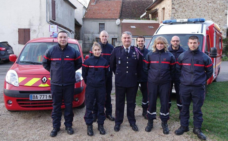 Au centre, le Lieutenant Pascal Le Cornec, entouré d'une partie des sapeurs-pompiers de Saint-Eugène.