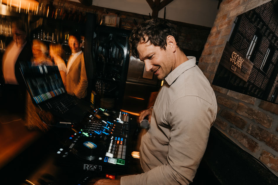DJ Potsdam, DJ Spreewald, DJ Lausitz, Hochzeit, HochzeitsDJ, PartyDJ, Lichteffekte, Party DJ, Alleinunterhalter, Treuzeugen, Hochzeitstorte, Heiraten, Event DJ, DJ Cottbus, DJ Berlin, DJ Brandenburg, DJ Havelland