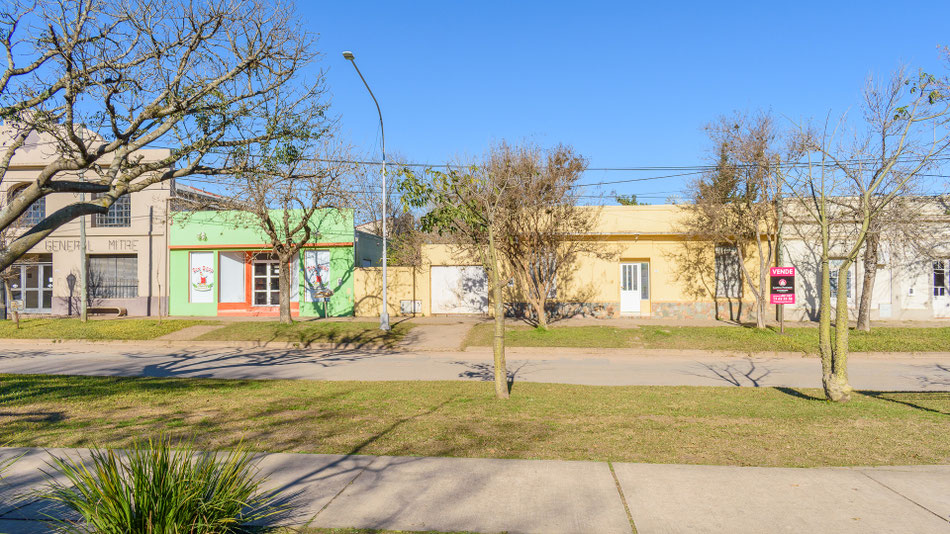 Carina Rossier Inmobiliaria vende casa en zona centrica de Villa Elisa, Entre Ríos.