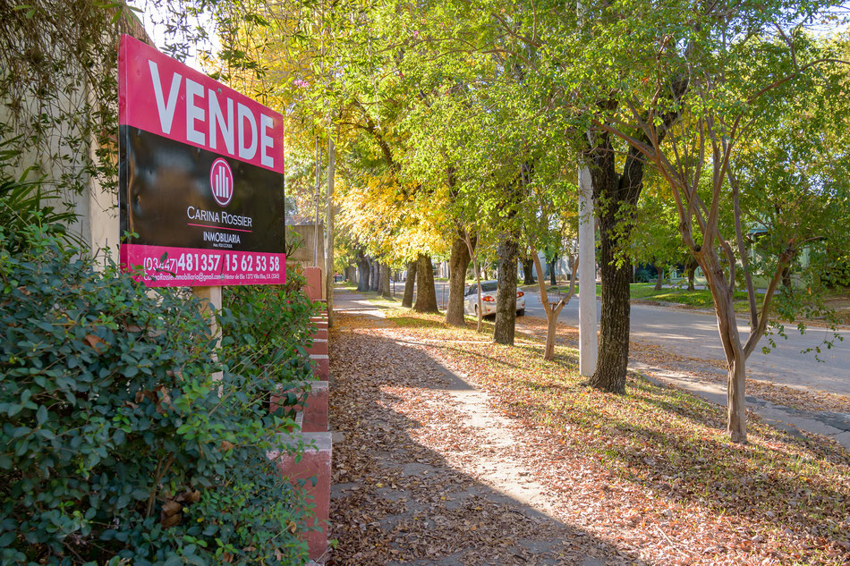 Carina Rossier Inmobiliaria vende casa en el centro de Villa Elisa, Entre Ríos. Referencia: VCAS-030