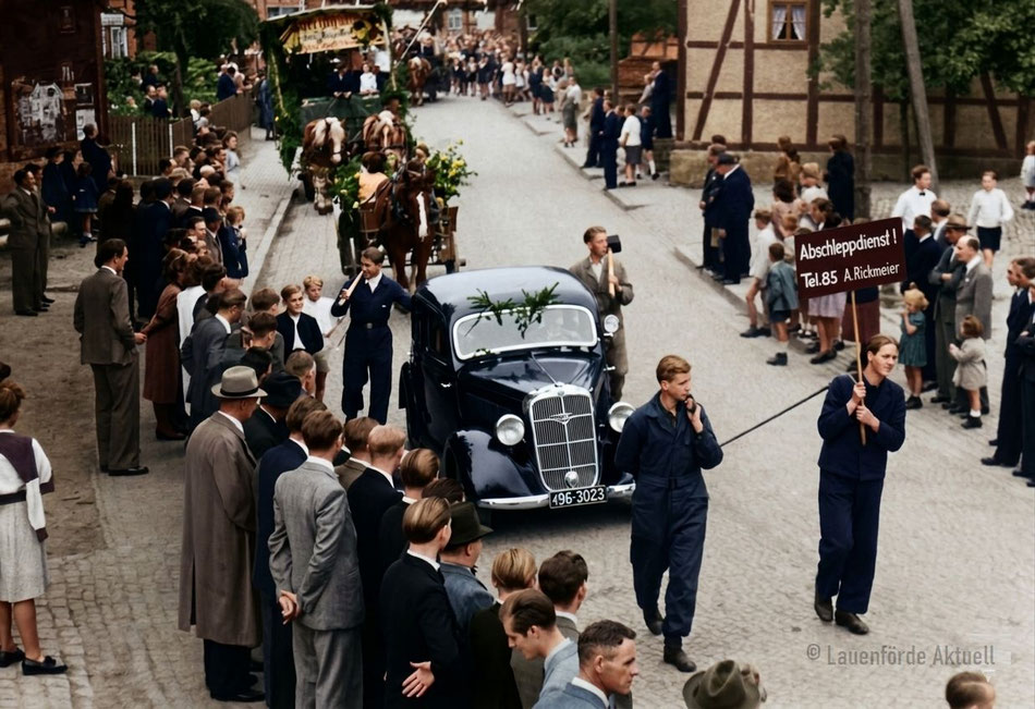 1948. 600-Jahr Feier in Lauenförde. Hier Umzug Ecke Langestrasse/Weserbrücke. Man beachte die Telefonnummer von Firma Rickmeier.