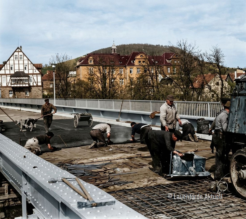 1950, die Fahrbahndecke der Brücke wird vermutlich geteert, Bitumen gab es damals zwar auch schon, war aber noch nicht so verbreitet. (Foto koloriert)