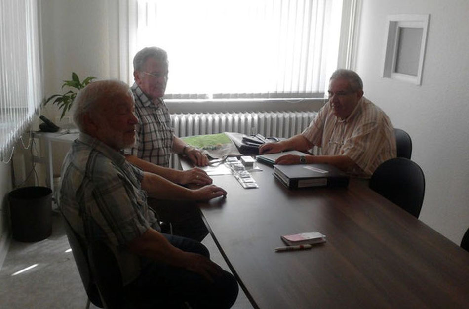 Beratungsgespäch im Gemeindehaus. Wolfgang Filmer und Kurt Maidorn