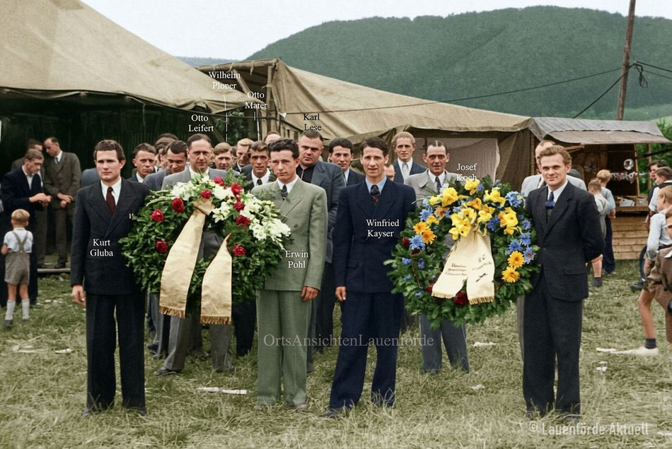 Es handelt sich hier möglicherweise um das Jahr 1960, der VfB feierte sein 40-jähriges Jubiläum. Hier die Aufstellung am Hakel bevor es zur Kranzniederlegung am Ehrenmal ging. Anschliessend wurde im Kolpinghaus gefeiert.