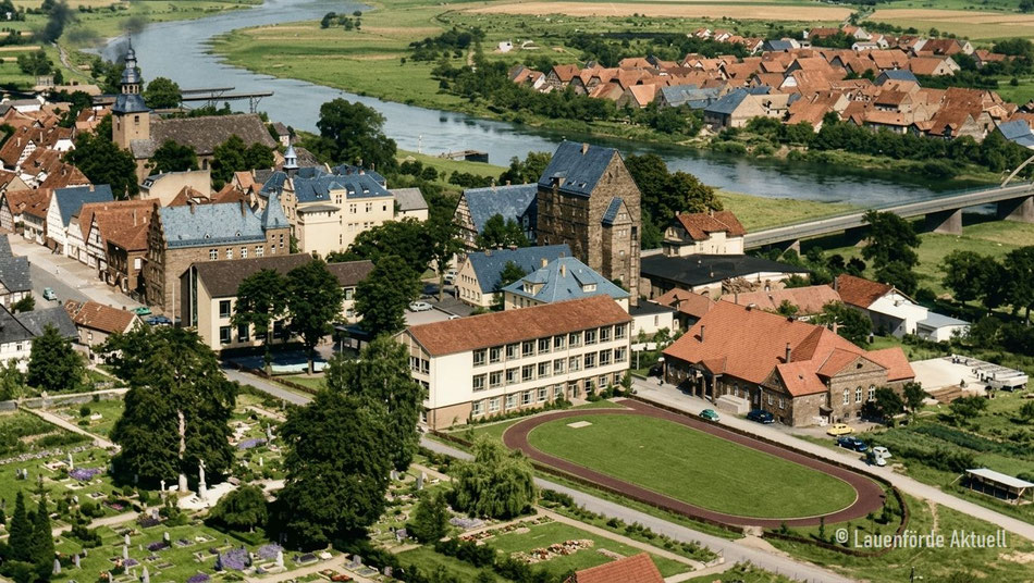 Beverungen in den 1950er Jahren. Das alte Krankenhaus, Wasser/E-Werk, Molkerei und das Kolpinghaus stehen noch. Beim Kolorieren sind einige kleine Unstimmigkeiten aufgetreten. So war der Weg um den Schulhof kein Oval, sondern hatte eine Hufeisenform.
