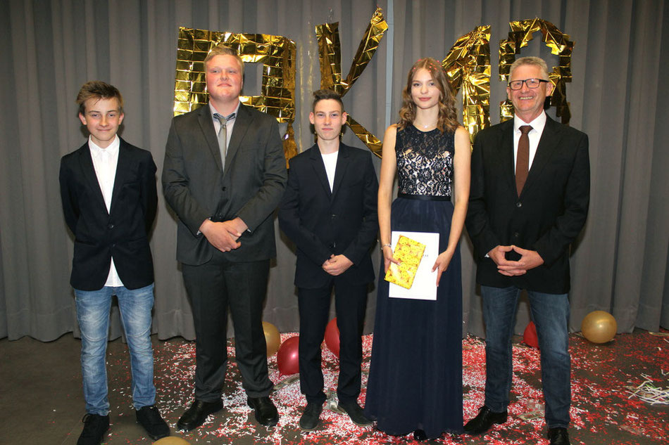 Die Klassenbesten: v.l.: Ben Müller (9H2), Mattis Bauer (9H1), Noah Schwehn (9H2), Carolina Schmehl (10R1) und Schulleiter Heiko Bickel