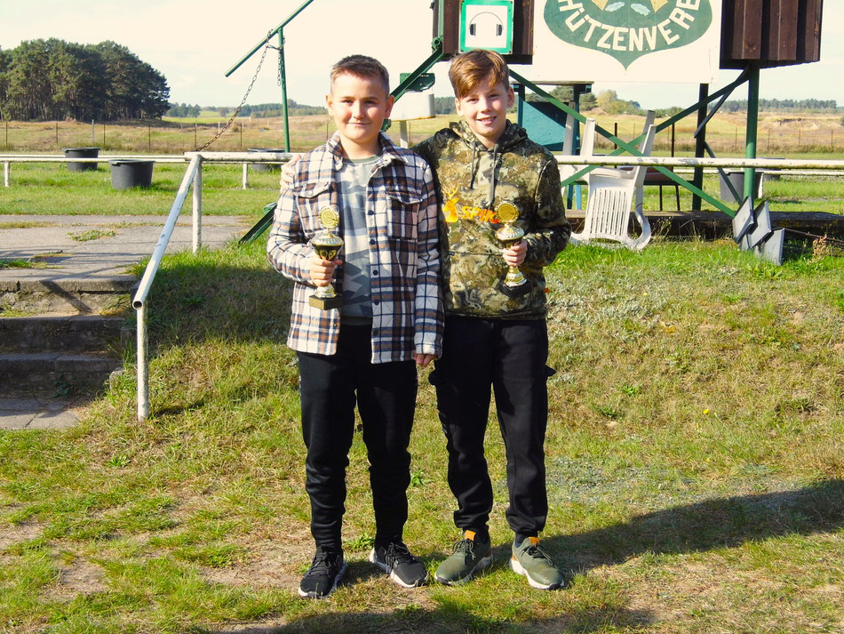 Eric Westphal und Nils Tröschel Teilnehmer des 13. Pokalschießen Luftgewehr am 29.09.2024