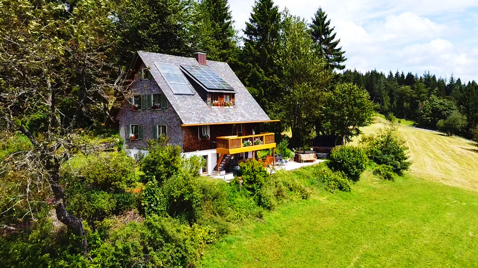 Auf der Terrasse mit Panoramablick des Ferienhaus Am Wäldle im Hochschwarzwald kann bei Sonnenuntergang gegrillt werden.