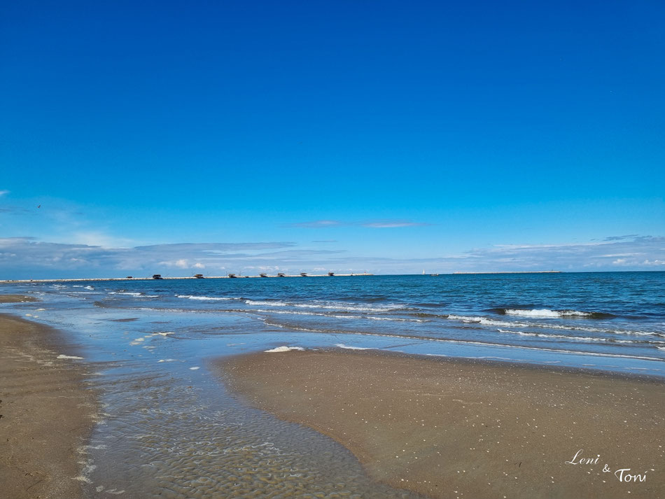 Wunderschönster Strand so weit das Auge reicht, nur wenige Gehminuten vom Stellplatz entfernt