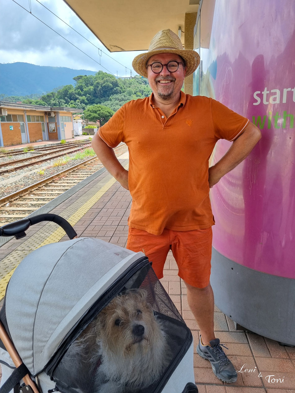 Erholt und ausgeschlafen starten wir erneut zum Besuch der Cinque Terre. Clara ist heute im Buggy dabei.