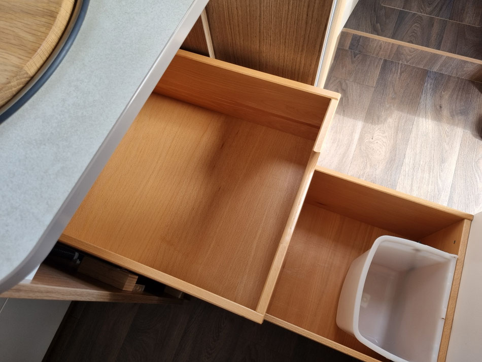 Schubkästen unterhalb der Spüle sorgen für sehr viel Stauraum und praktische Handhabung
