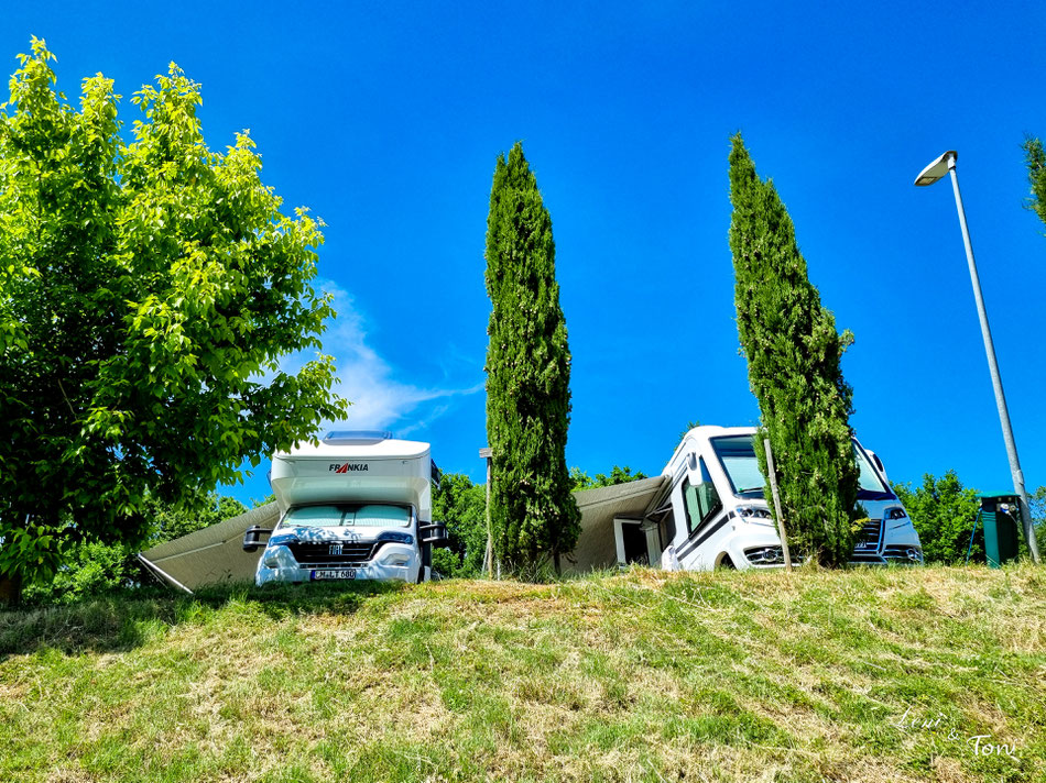 Der Wohnmobilstellplatz in Monteriggioni hat breite Stellflächen, so dass man ausreichend Platz hat